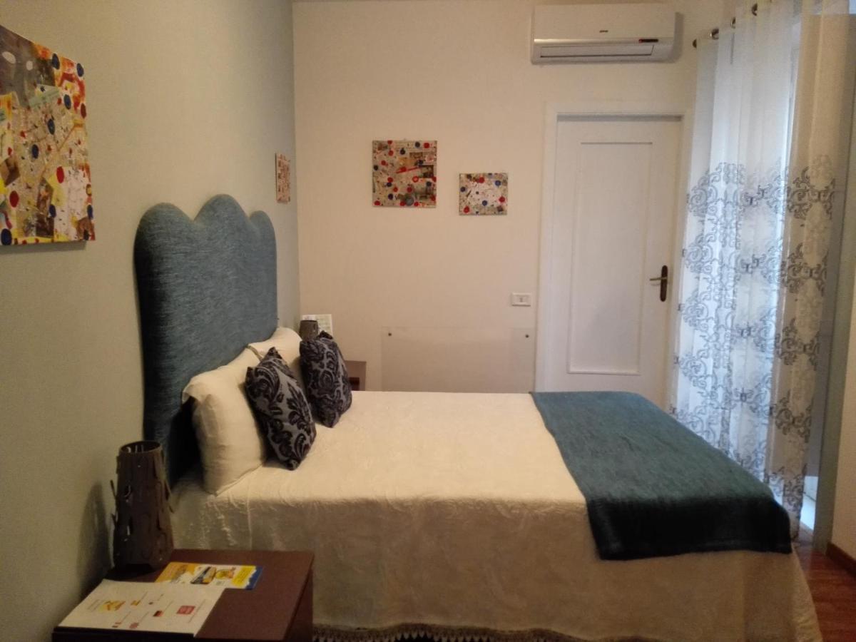 Bed And Breakfast Casa Mariella Napoli Bagian luar foto