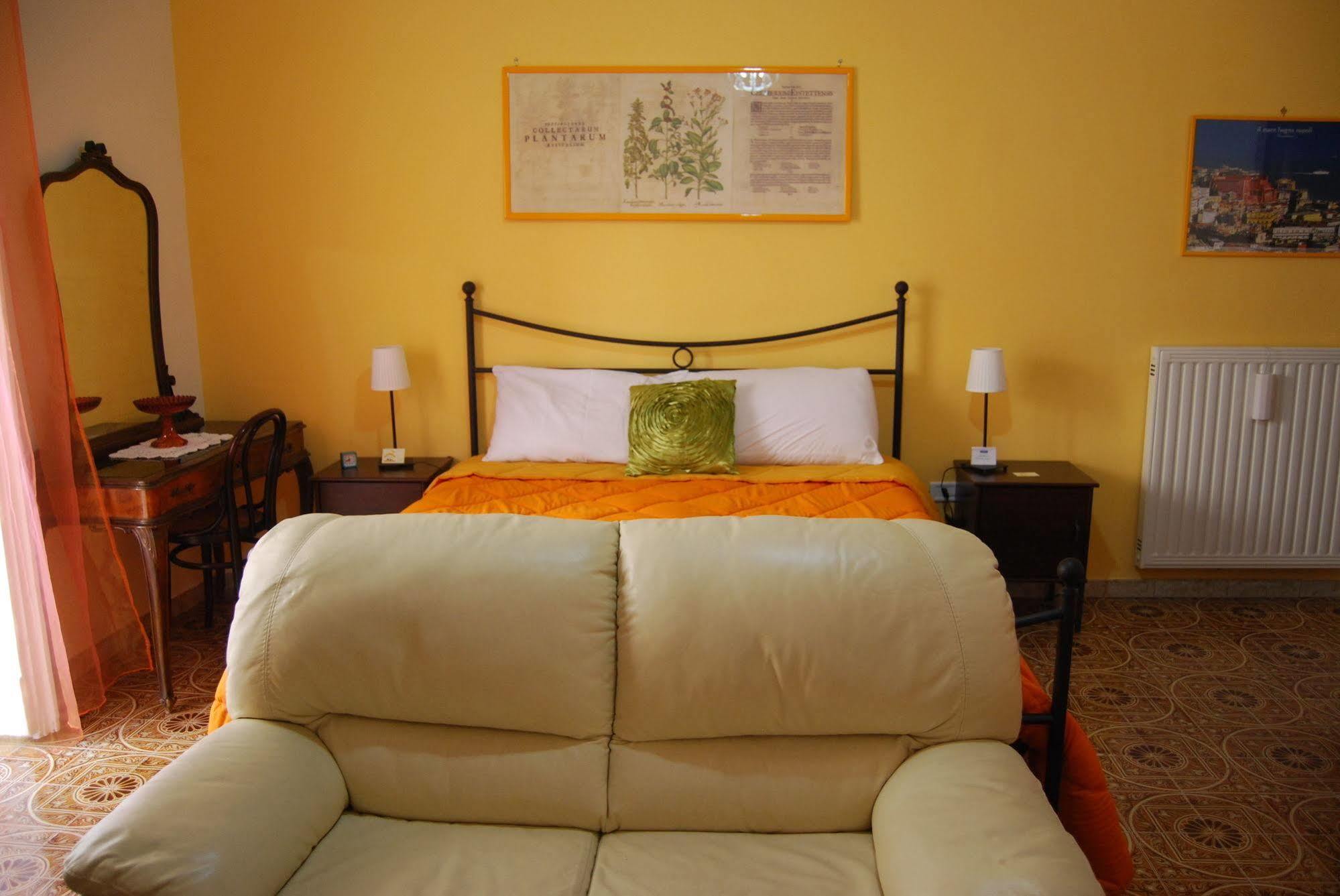 Bed And Breakfast Casa Mariella Napoli Bagian luar foto